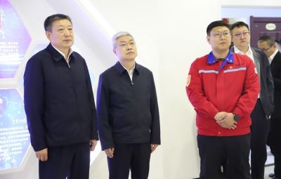 ������ʡί�����鳤����ݰ��ɭ��������-׷�󽡿�,����һ��ɳ����е���